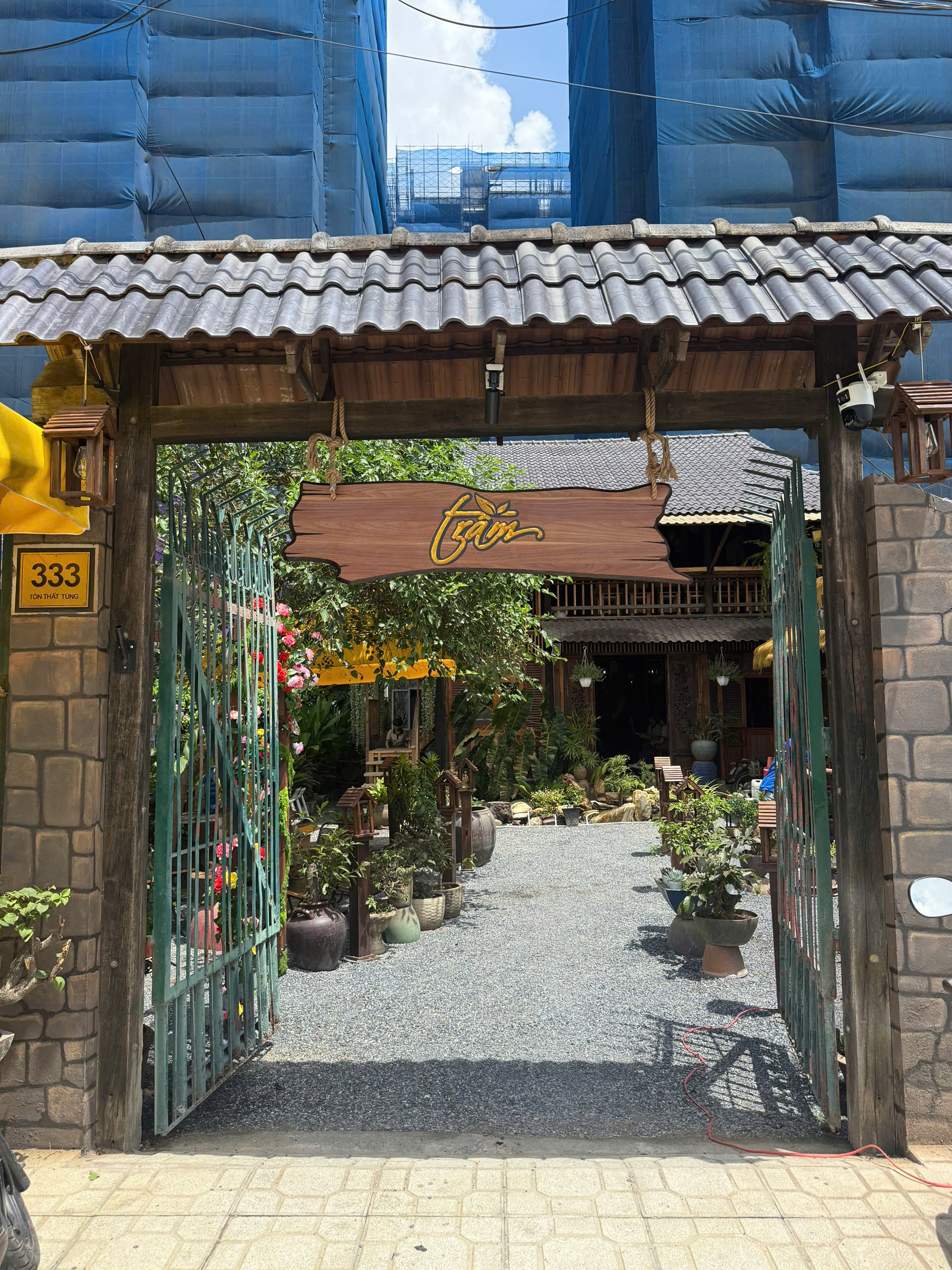 Mặt tiền sân vườn TRẦM