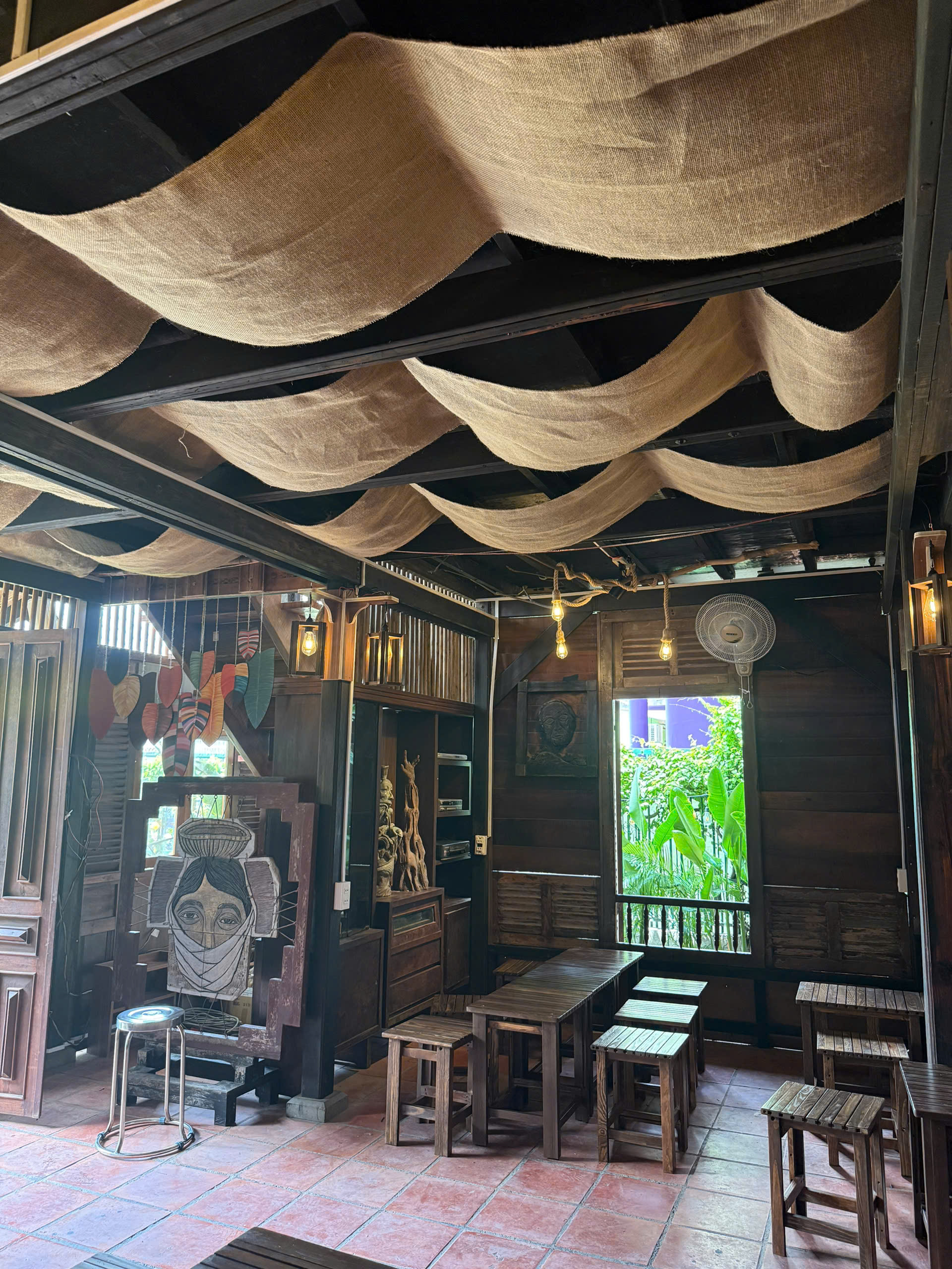 Không gian trưng bày mỹ nghệ gỗ TRẦM